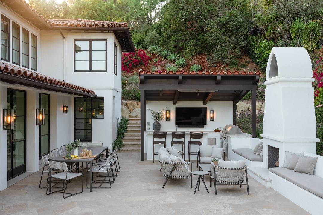 Sleek & Modern Backyard Bar