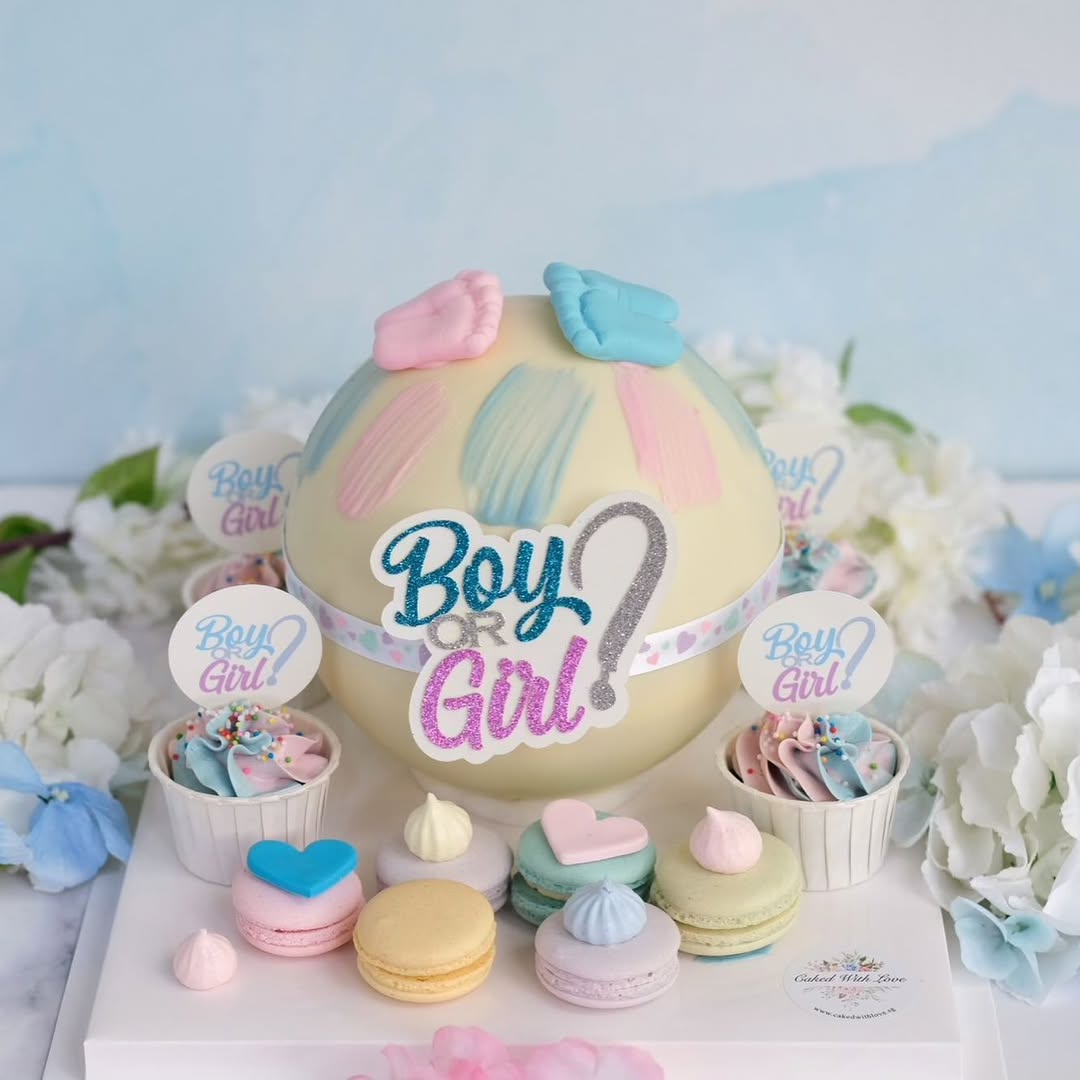 Pinata Cake filled with pink/blue cream.