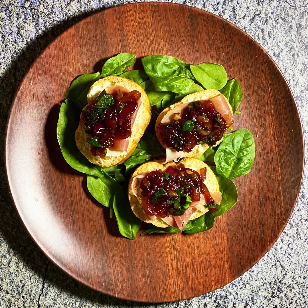 Crostini with goat cheese & caramelized onions