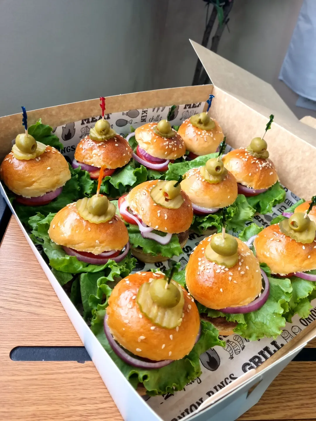 Mini Sliders (beef, chicken, or veggie) 🍔