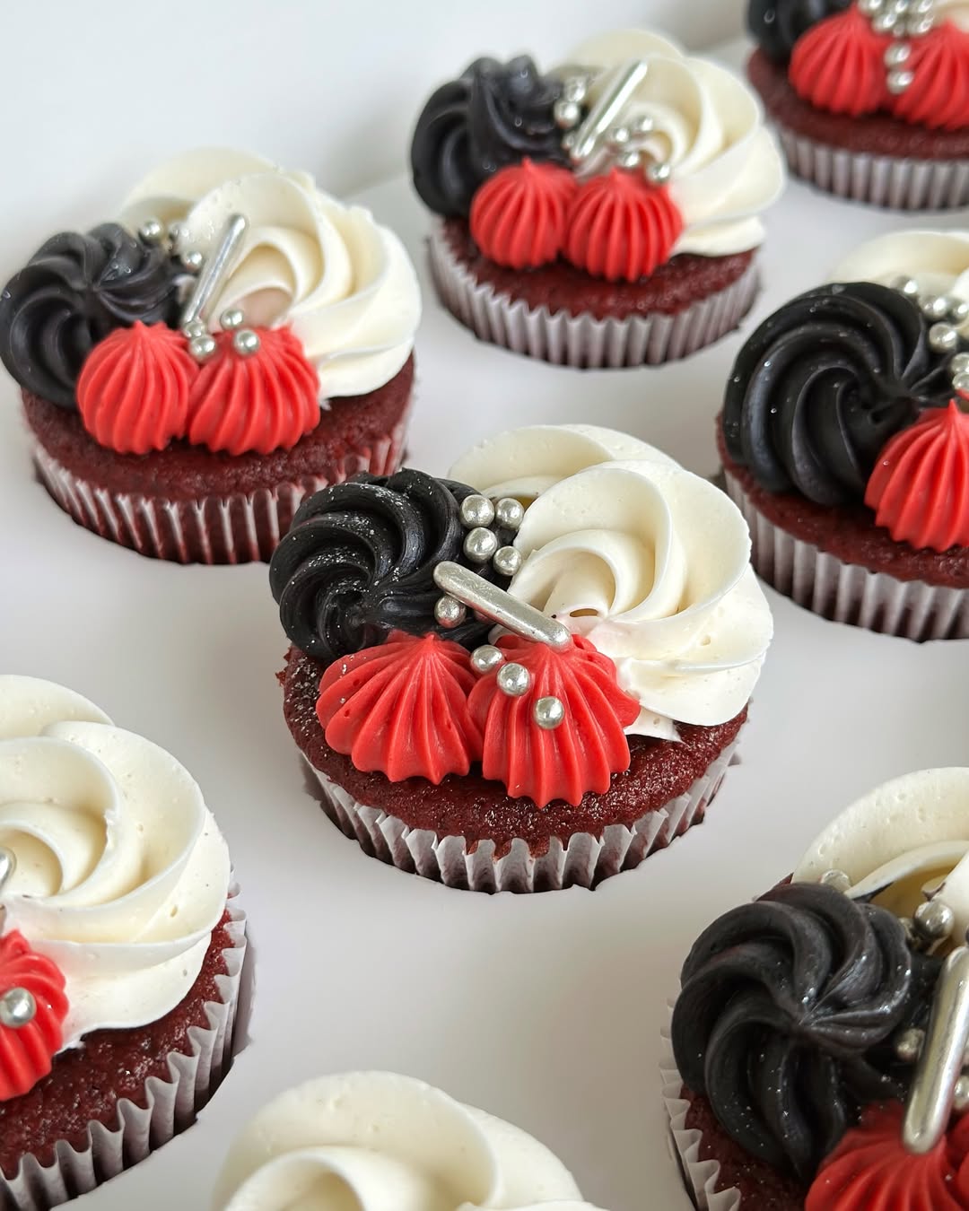 Black & Red Velvet Cupcakes 🧁