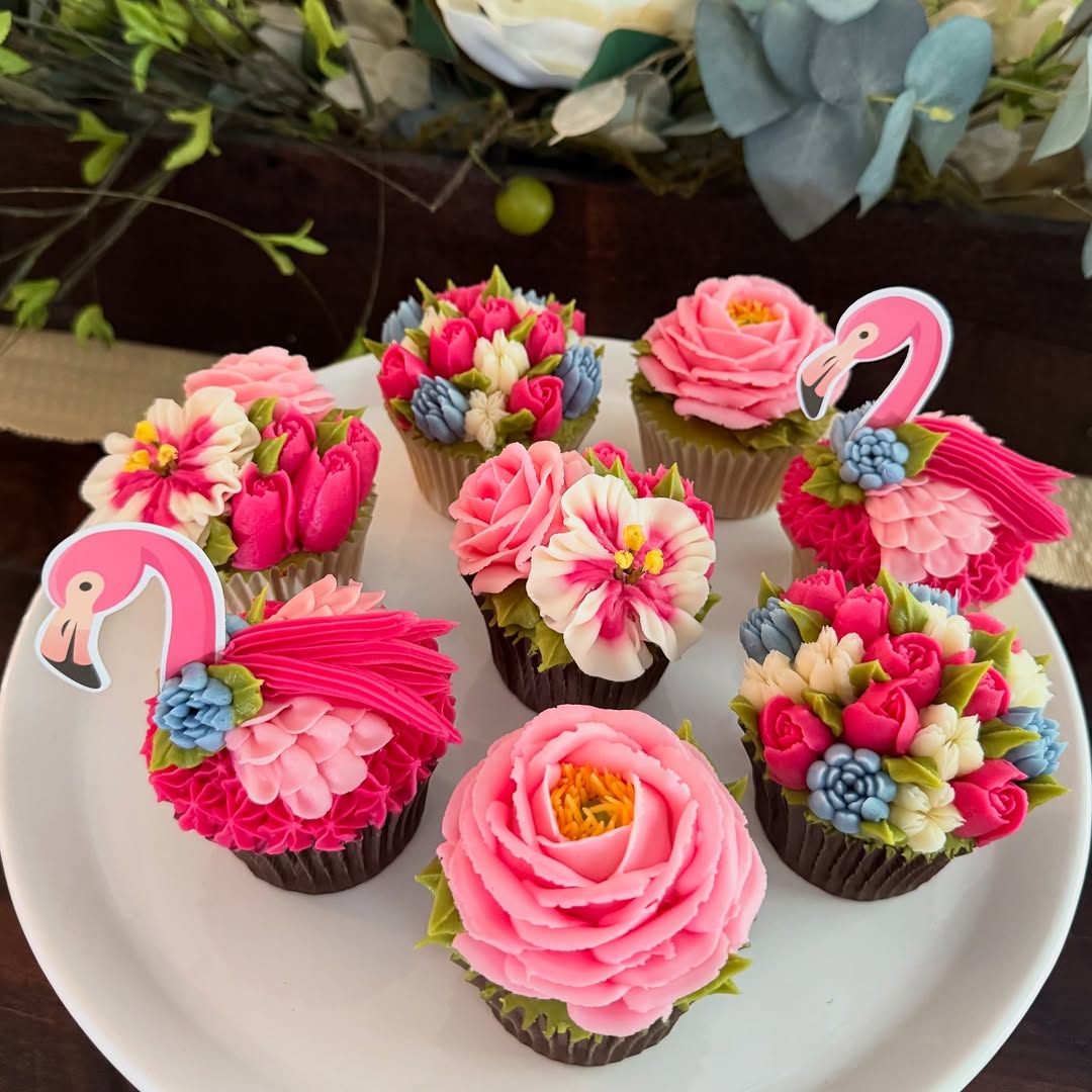 Cupcakes With a Floral Vibe