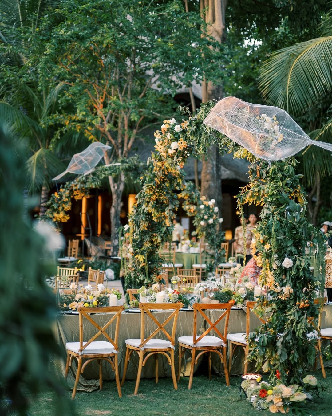 Romantic & Classic Backyard Wedding Ideas 
